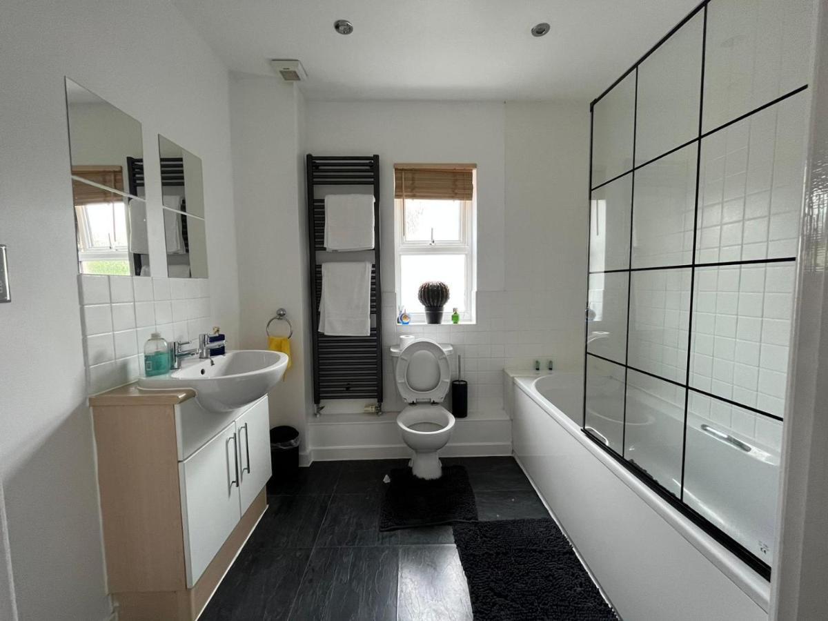 Kent, Dartford Station Apartments Екстериор снимка