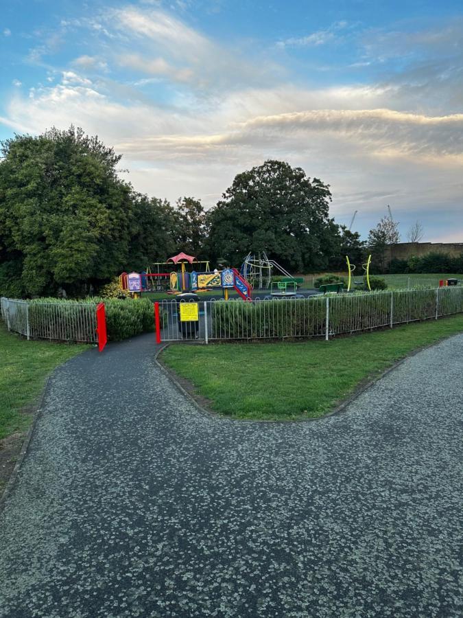 Kent, Dartford Station Apartments Екстериор снимка